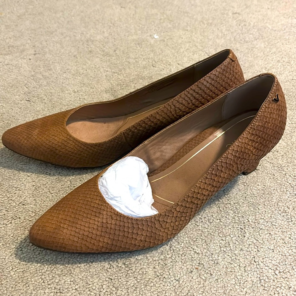 Vionic beige size 11 heels. Snakeskin feel